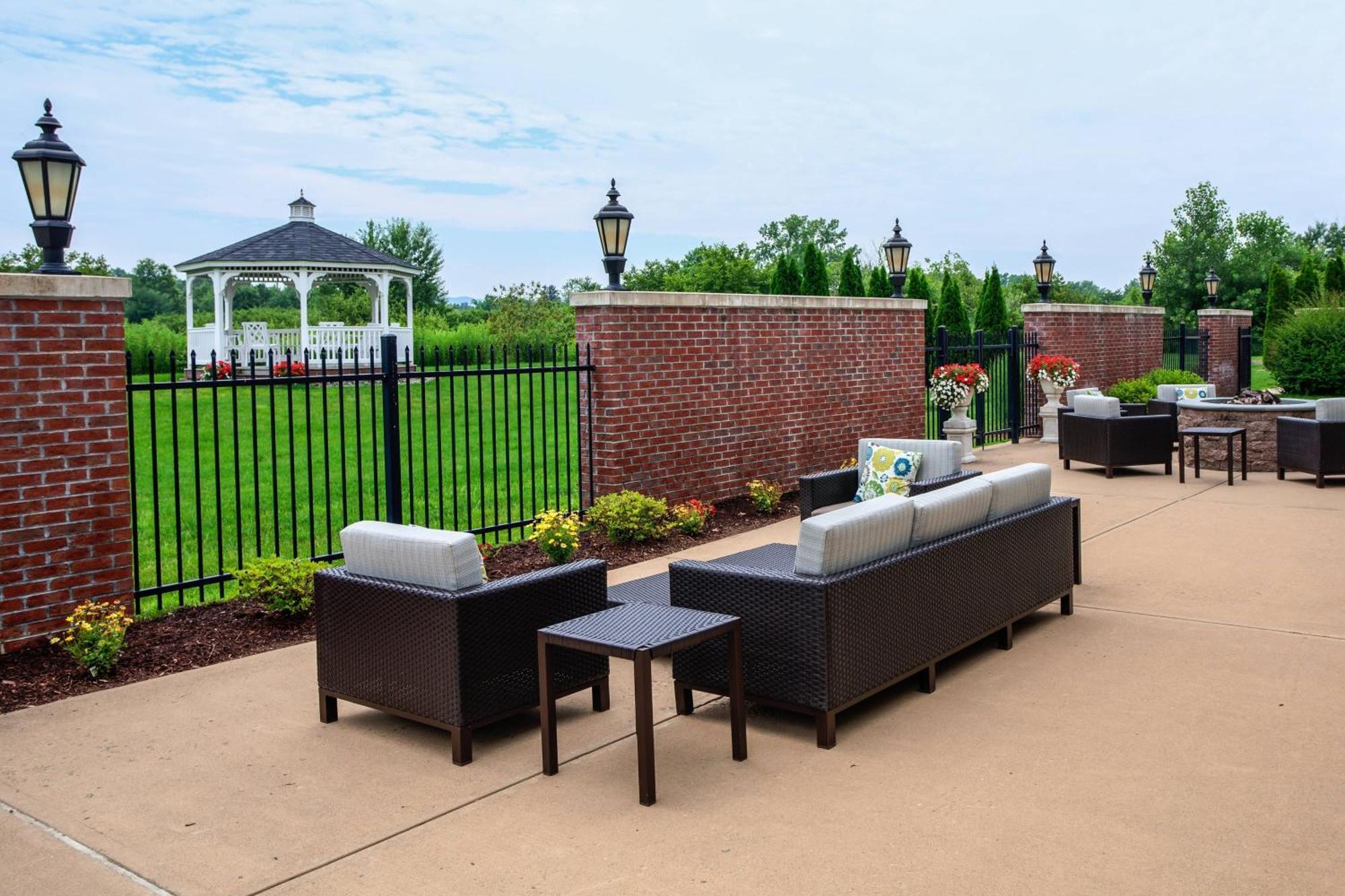 Courtyard Hadley Amherst Exterior foto